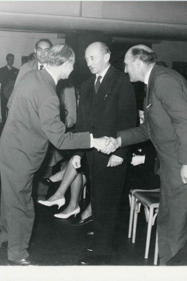 Lauda syn, malíř V. V. Novák a sochař Jan Kodet, blahopřeje A. Kroupa